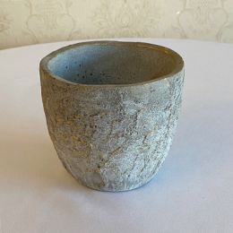 110577 - VASO CIMENTO/DOURADO GESSO 13X13CM