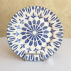 270406 - CANCELADO  PRATO AZUL E BRANCO MANDALA DE SOBREMESA PORCELANA 20CM 